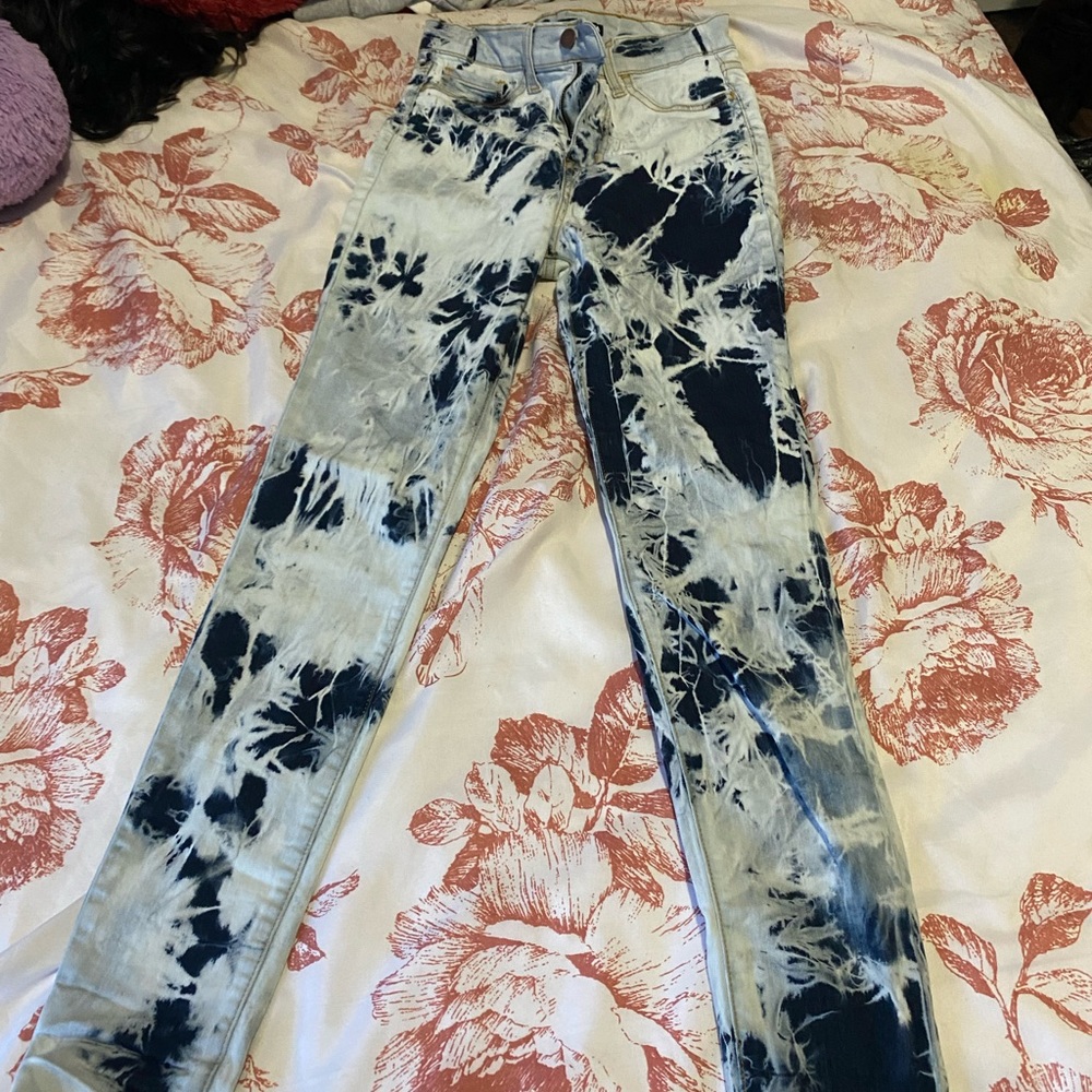 Bleach-washed skinny jeans